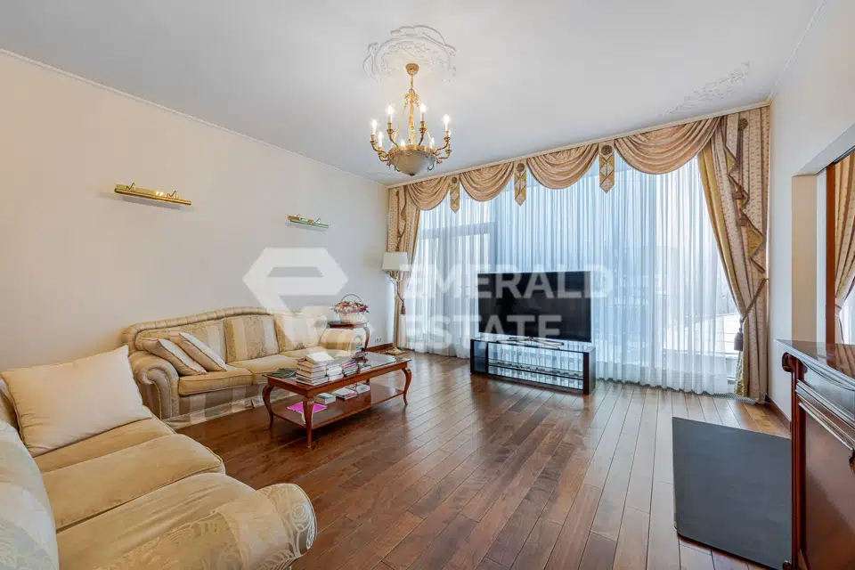 Продаётся 5-комнатная квартира, 245 м²