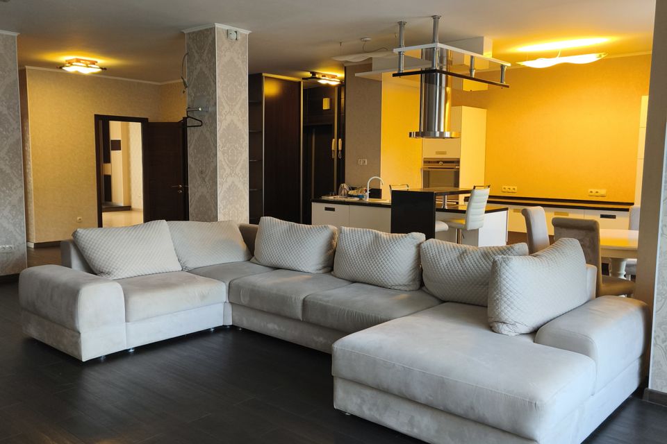 Продаётся 3-комнатная квартира, 129.9 м²