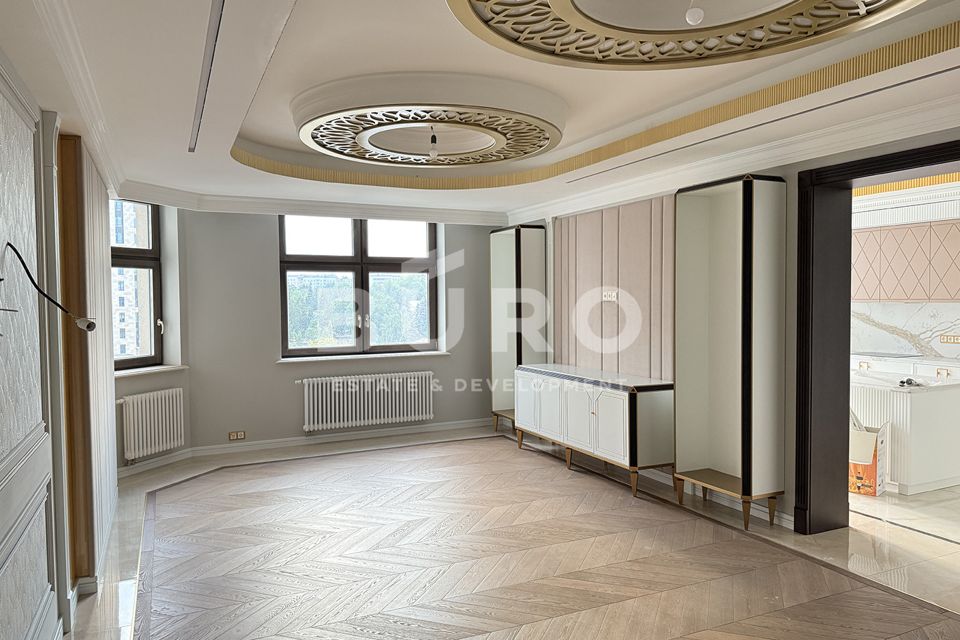 Продаётся 4-комнатная квартира, 169 м²