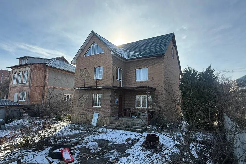 Продаётся 3-этажный дом, 180 м²