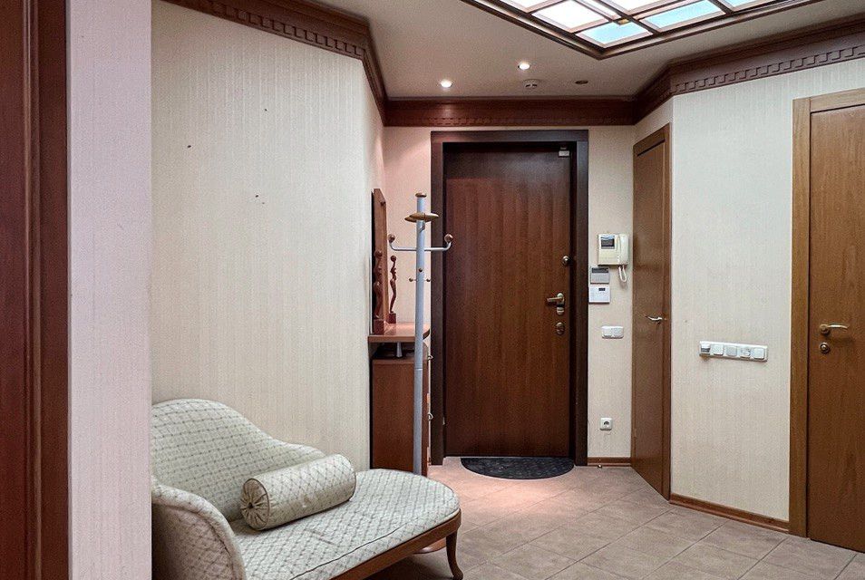Продаётся 4-комнатная квартира, 200 м²