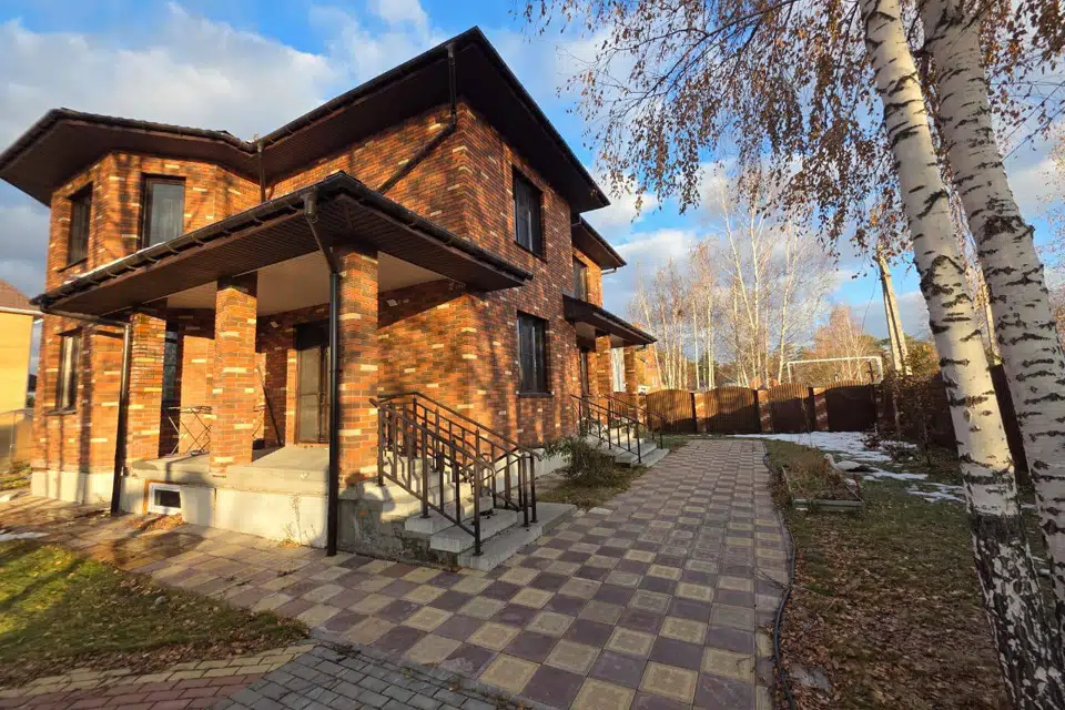 Продаётся 3-этажный дом, 330 м²