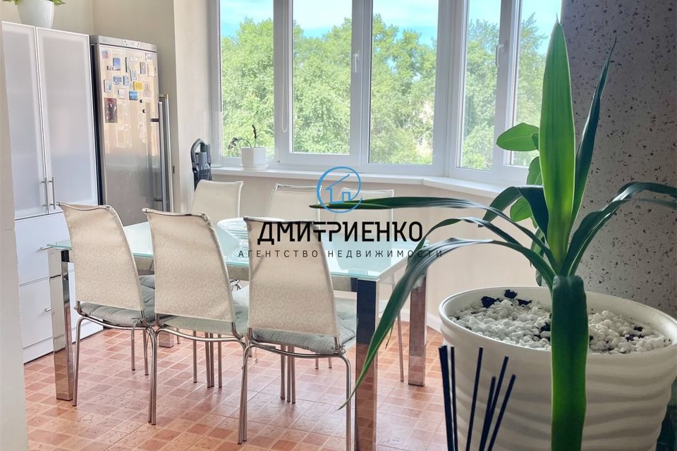 Продаётся 4-комнатная квартира, 126.4 м²