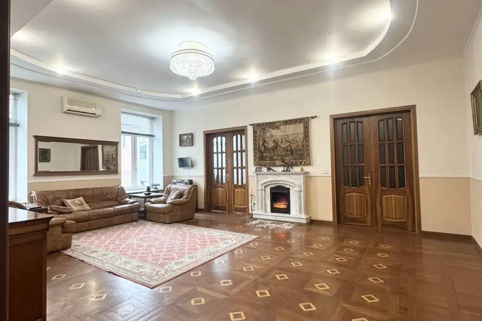 Продаётся 4-комнатная квартира, 200 м²