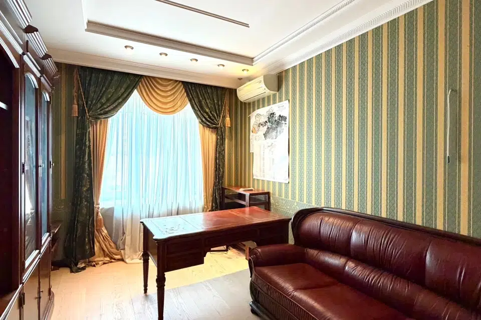 Продаётся 4-комнатная квартира, 148.9 м²