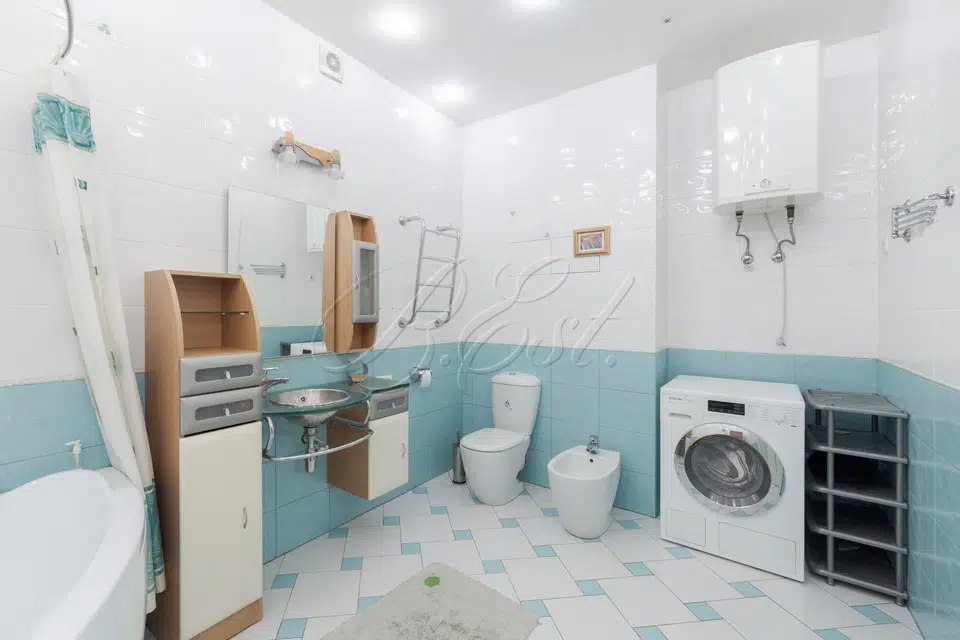 Продаётся 4-комнатная квартира, 270 м²