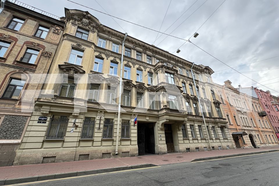 Продаётся 4-комнатная квартира, 297.8 м²