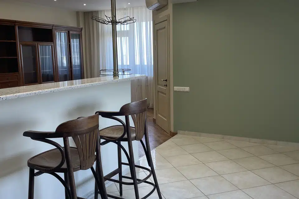 Продаётся 5-комнатная квартира, 192 м²