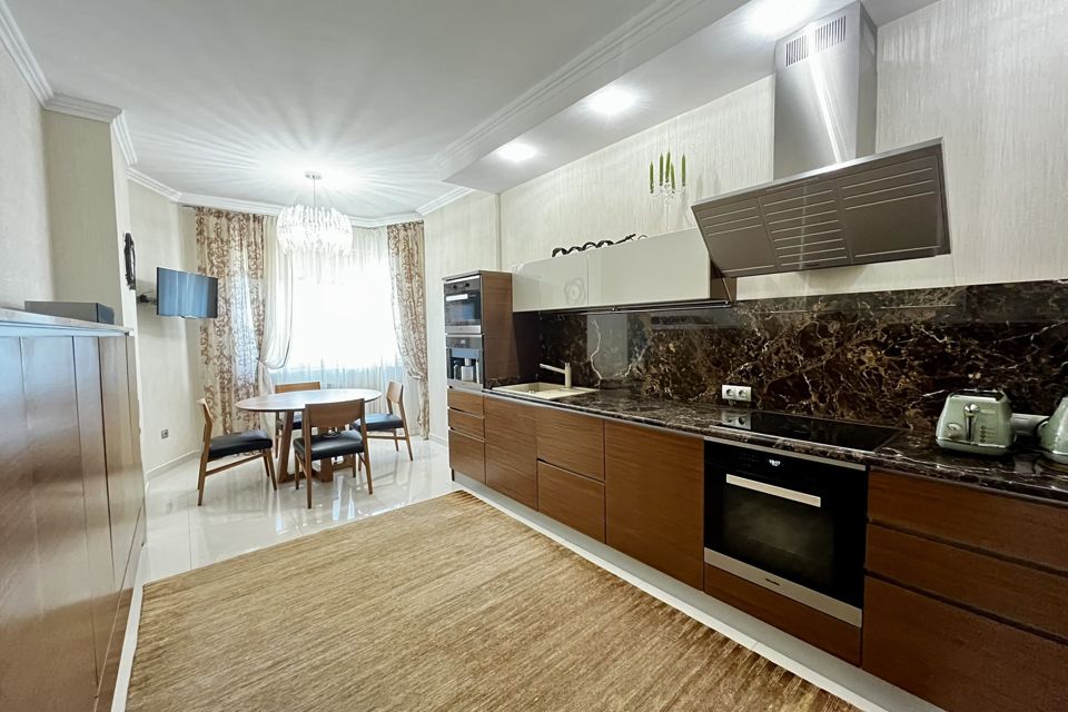 Продаётся 4-комнатная квартира, 198 м²