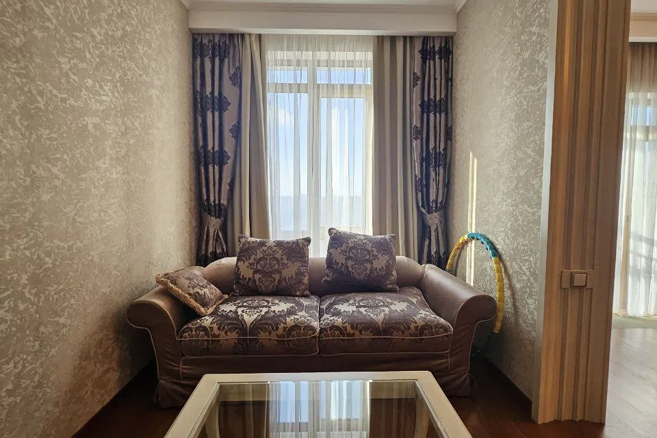Продаётся 4-комнатная квартира, 400 м²