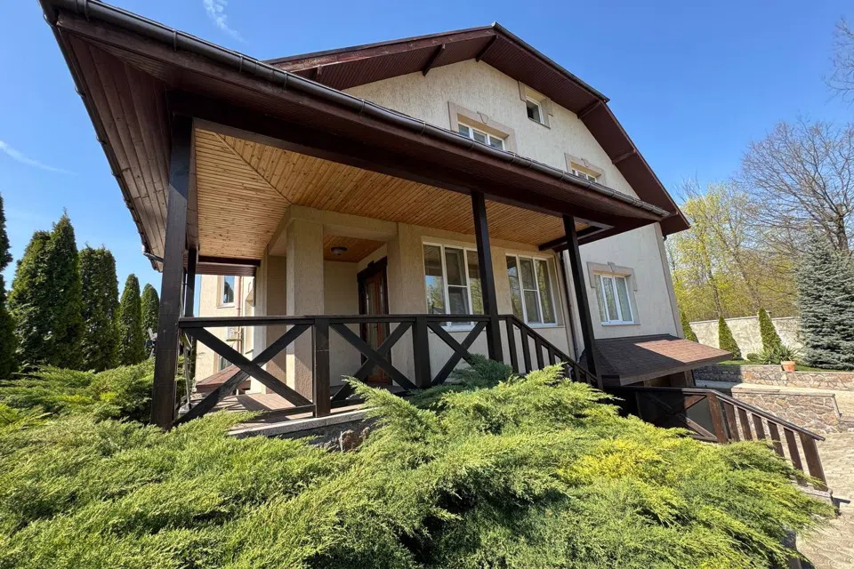 Продаётся 3-этажный дом, 450 м²