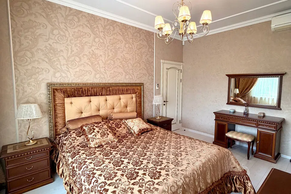 Продаётся 3-комнатная квартира, 140 м²