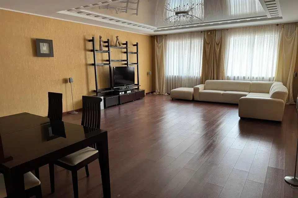Продаётся 5-комнатная квартира, 215 м²
