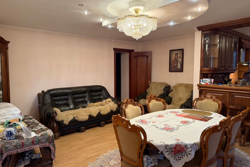 Продаётся 4-комнатная квартира, 146 м²