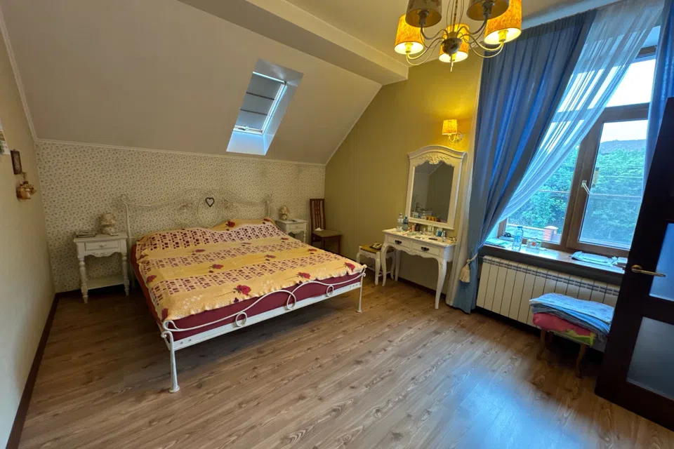 Продаётся 3-этажный дом, 240 м²