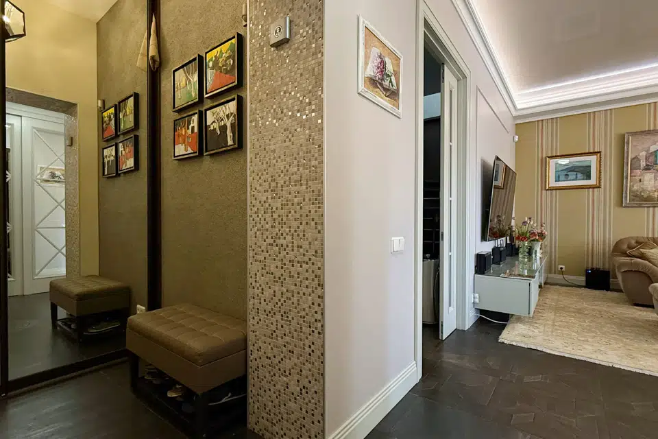 Продаётся 5-комнатная квартира, 195 м²