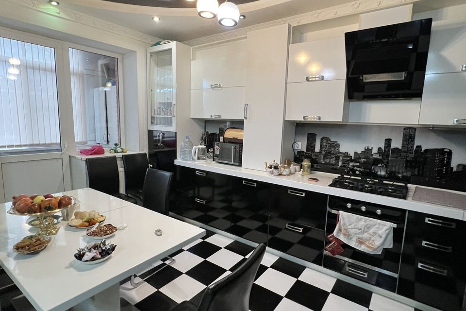 Продаётся 4-комнатная квартира, 240 м²