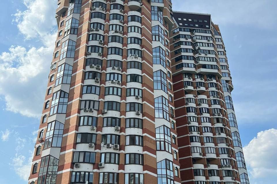 Продаётся 4-комнатная квартира, 194.7 м²