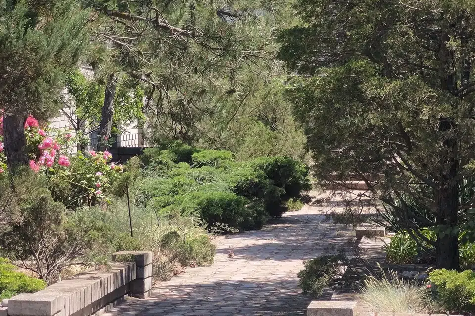 Продаётся 2-этажный дом, 717 м²