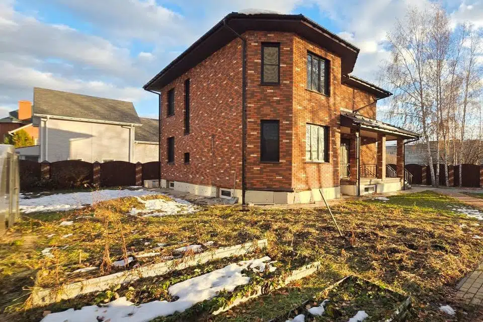 Продаётся 3-этажный дом, 330 м²