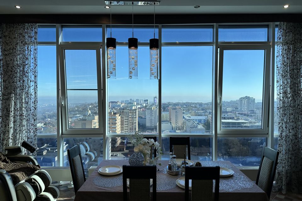 Продаётся 4-комнатная квартира, 180 м²