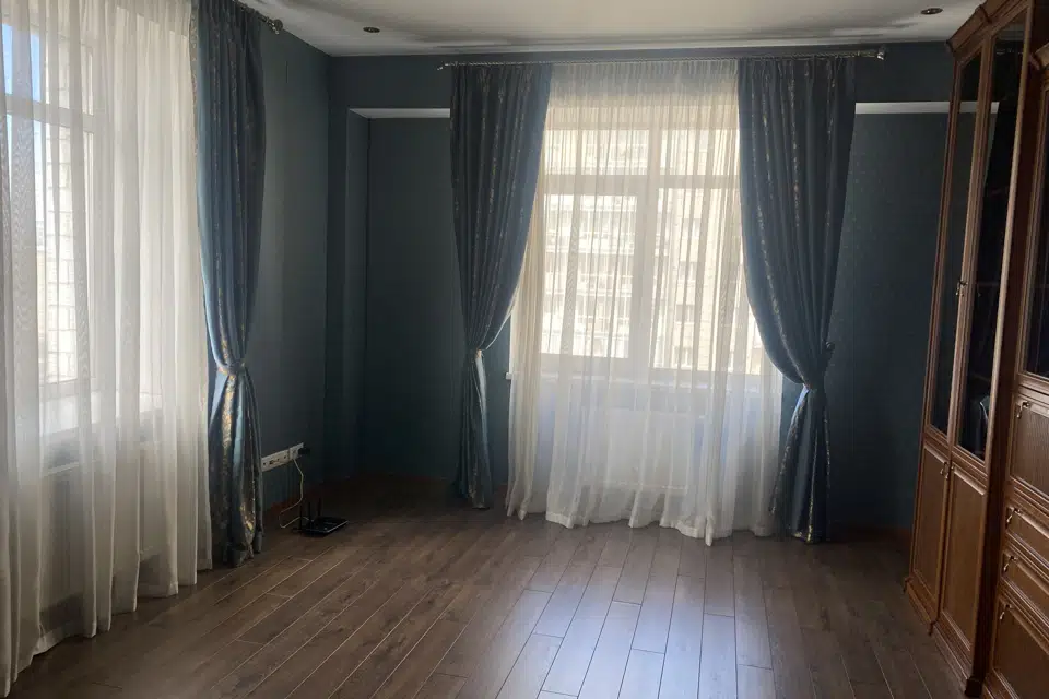Продаётся 4-комнатная квартира, 165.9 м²