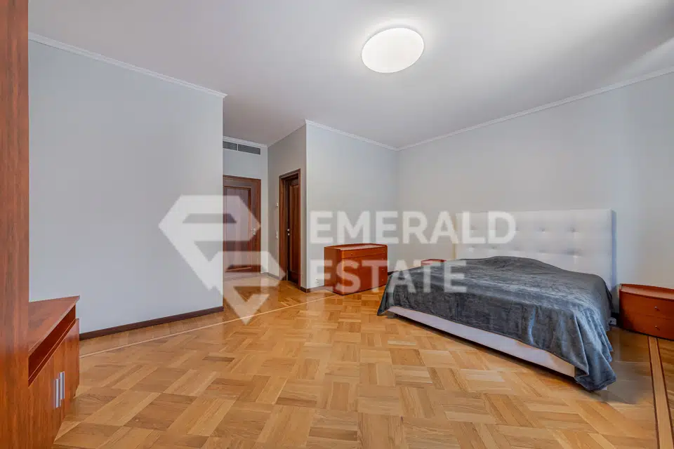 Продаётся 4-комнатная квартира, 168 м²