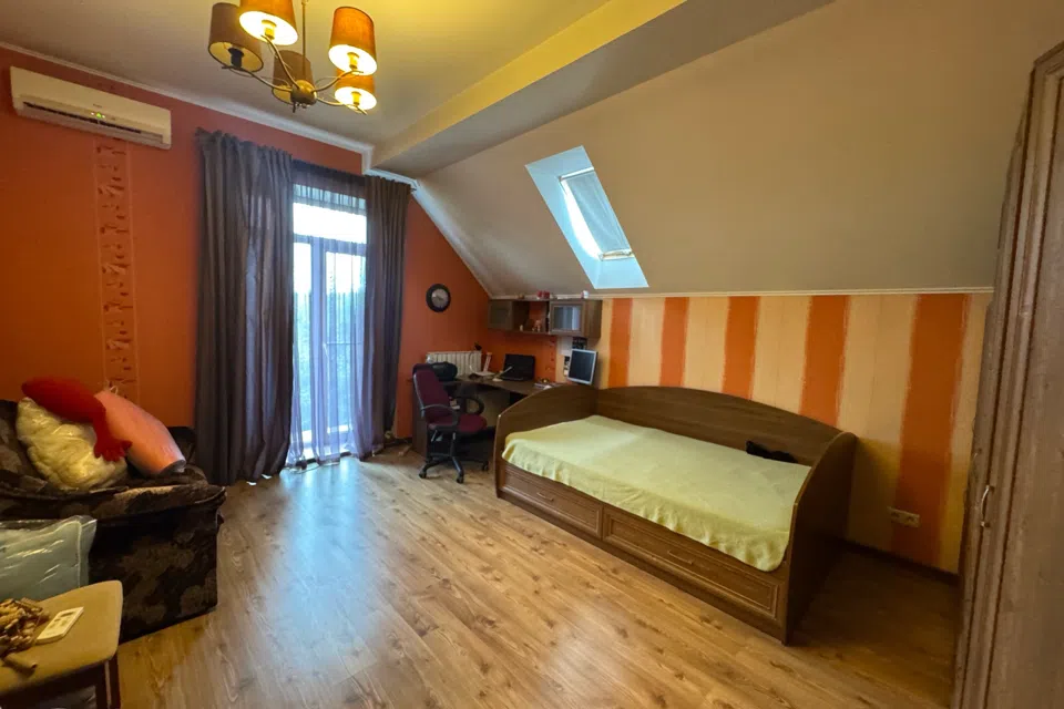 Продаётся 3-этажный дом, 240 м²