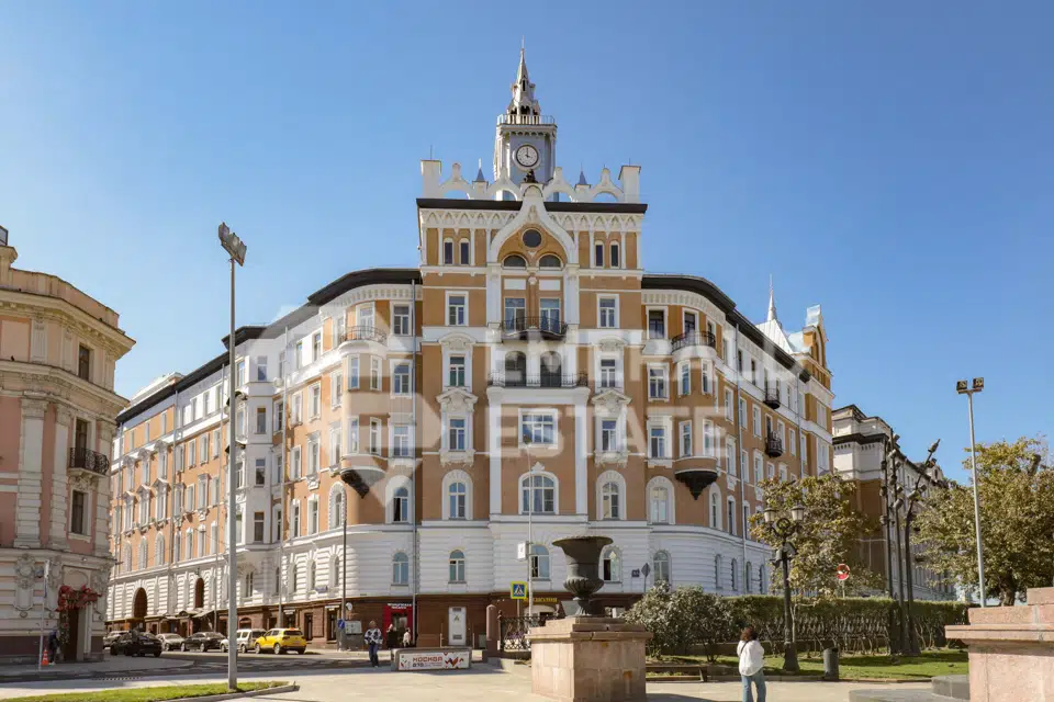 Продаётся 5-комнатная квартира, 300.6 м²