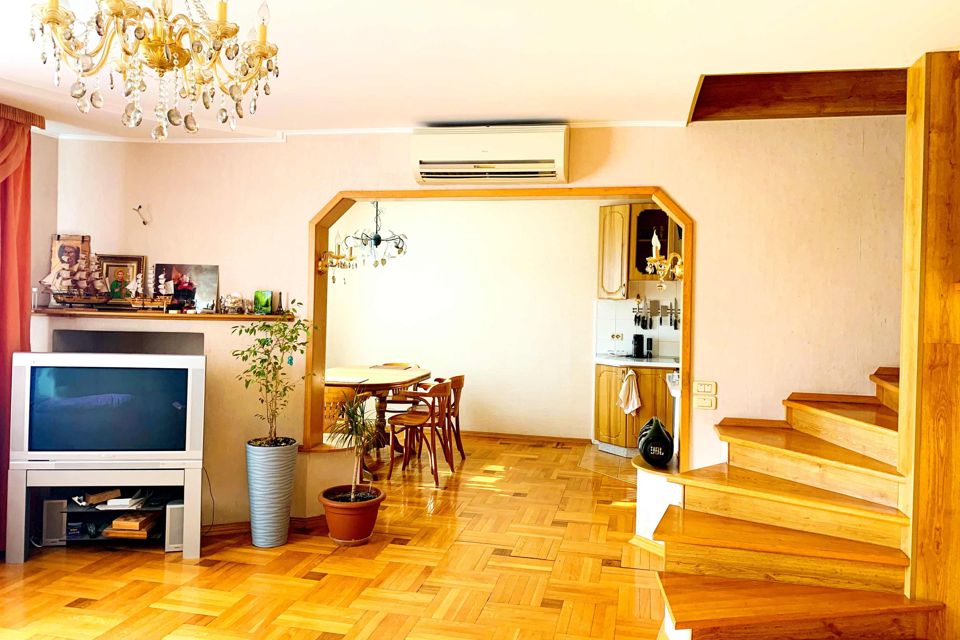 Продаётся 4-комнатная квартира, 160.8 м²