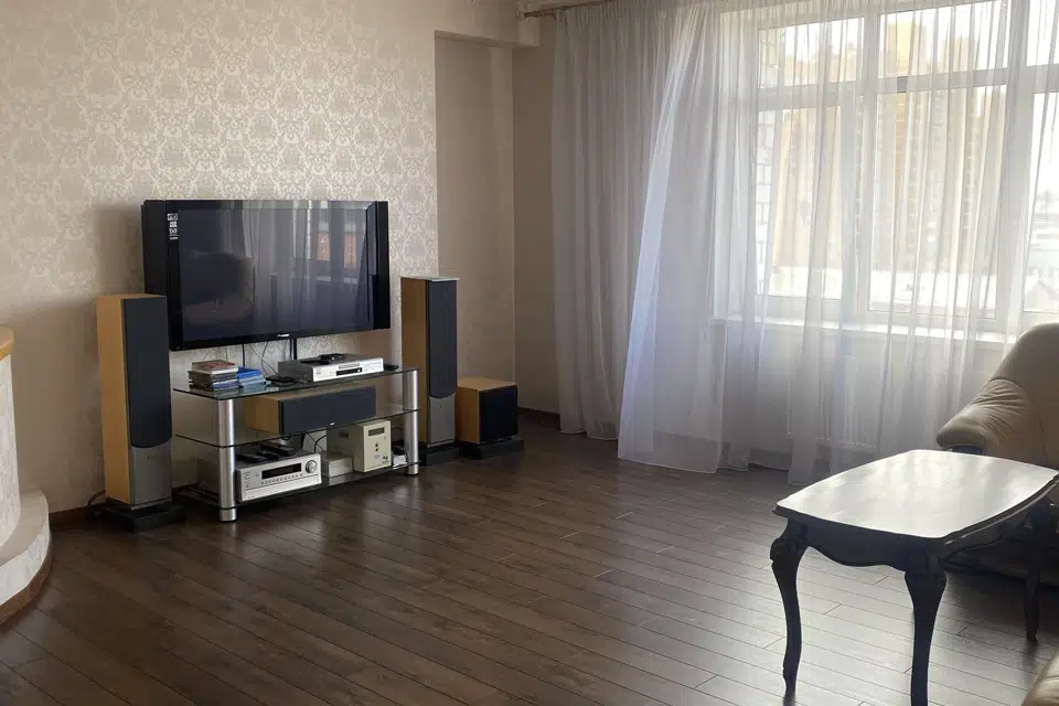 Продаётся 4-комнатная квартира, 165.9 м²