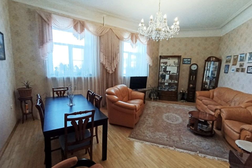 Продаётся 4-комнатная квартира, 108.1 м²