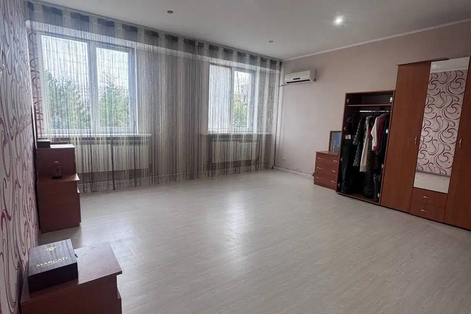 Продаётся 3-комнатная квартира, 146.4 м²