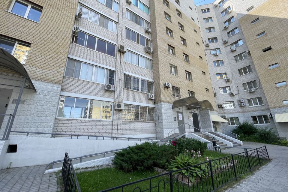 Продаётся 4-комнатная квартира, 140.8 м²