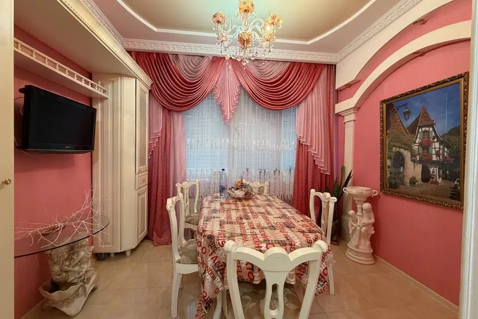 Продаётся 4-комнатная квартира, 132 м²