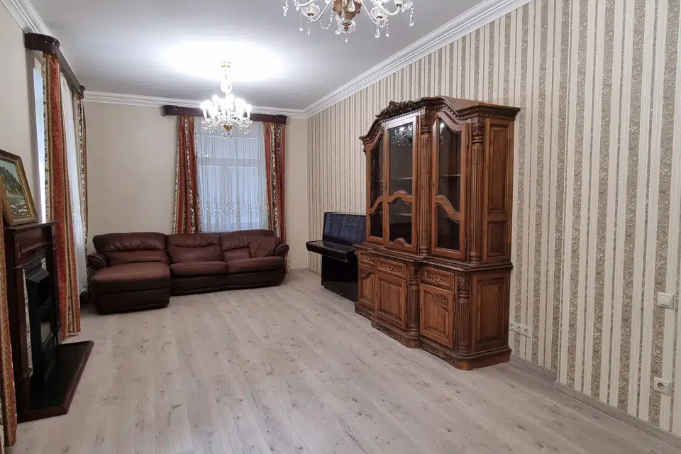 Продаётся 3-комнатная квартира, 105.6 м²