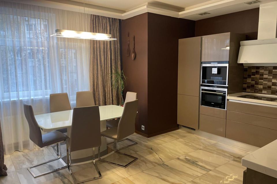 Продаётся 3-комнатная квартира, 105 м²
