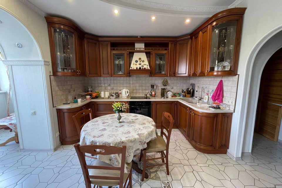 Продаётся 4-комнатная квартира, 174 м²