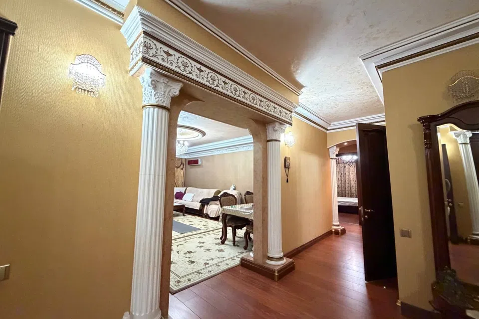 Продаётся 4-комнатная квартира, 183 м²