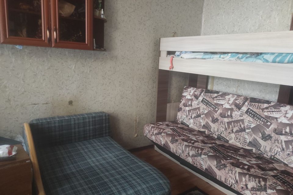 Продаётся комната в 4-комн. квартире, 80 м²