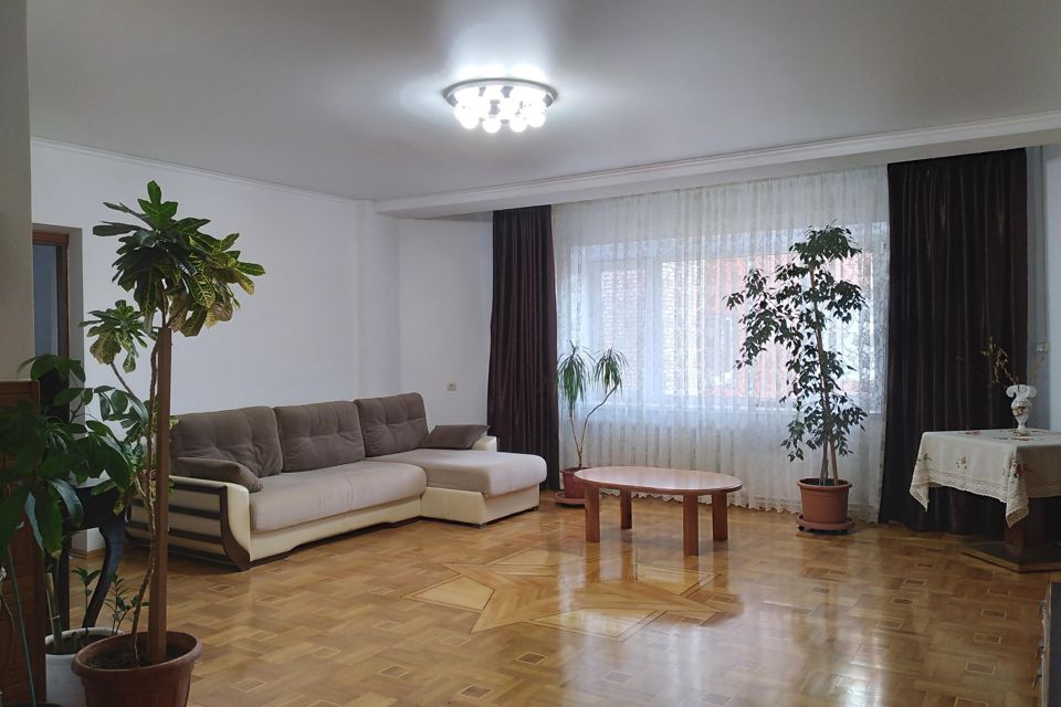 Продаётся 3-комнатная квартира, 1041 м²