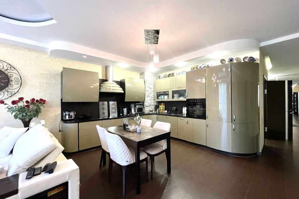 Продаётся 3-комнатная квартира, 126 м²