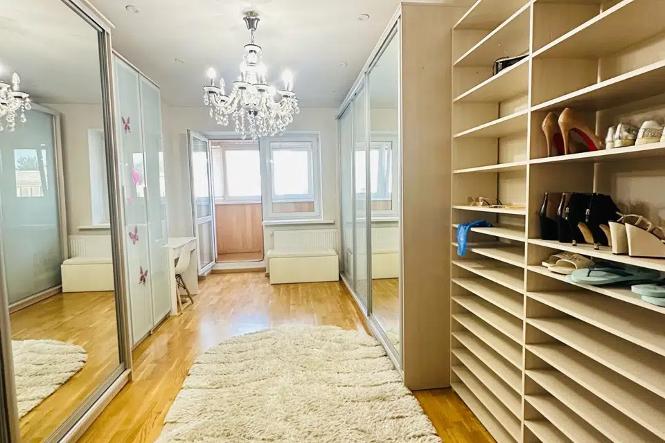 Продаётся 4-комнатная квартира, 200 м²