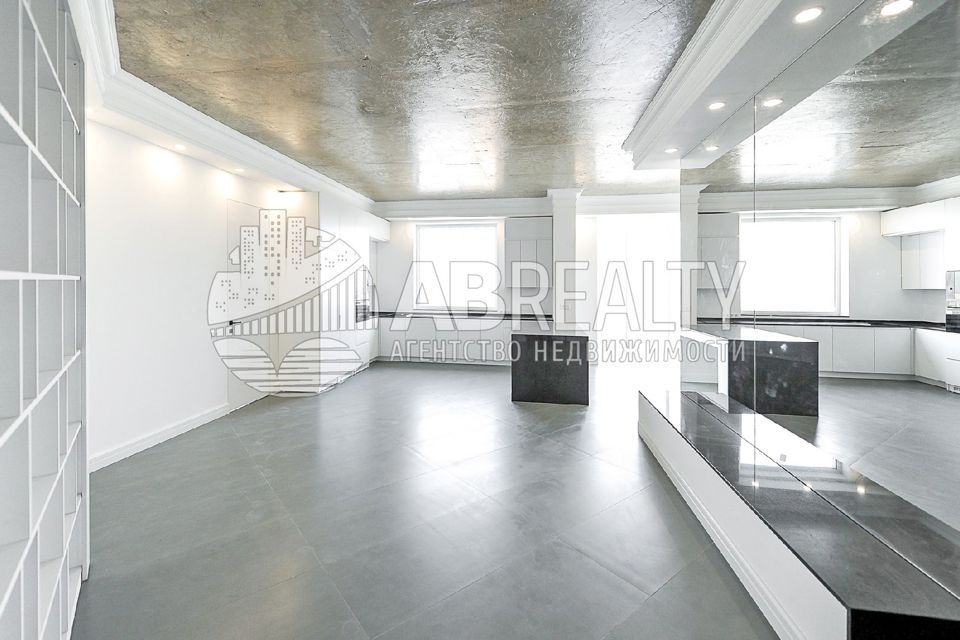 Продаётся 4-комнатная квартира, 370 м²