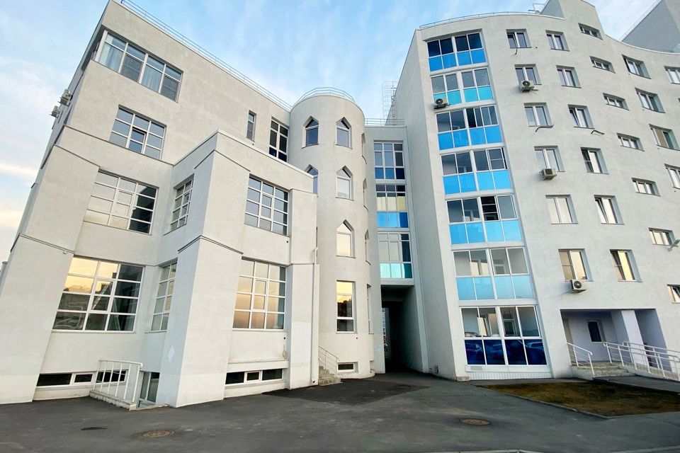 Продаётся 4-комнатная квартира, 135 м²