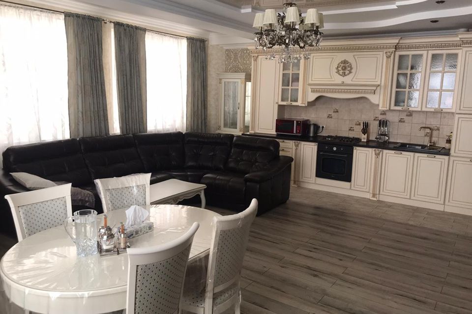Продаётся 4-комнатная квартира, 132 м²