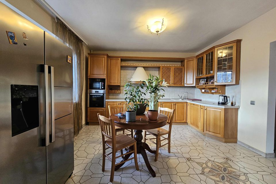 Сдаётся 4-комнатная квартира, 150 м²
