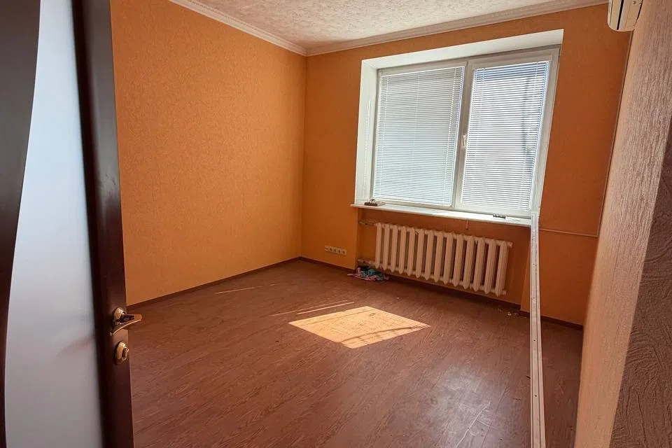 Продаётся 4-комнатная квартира, 180 м²