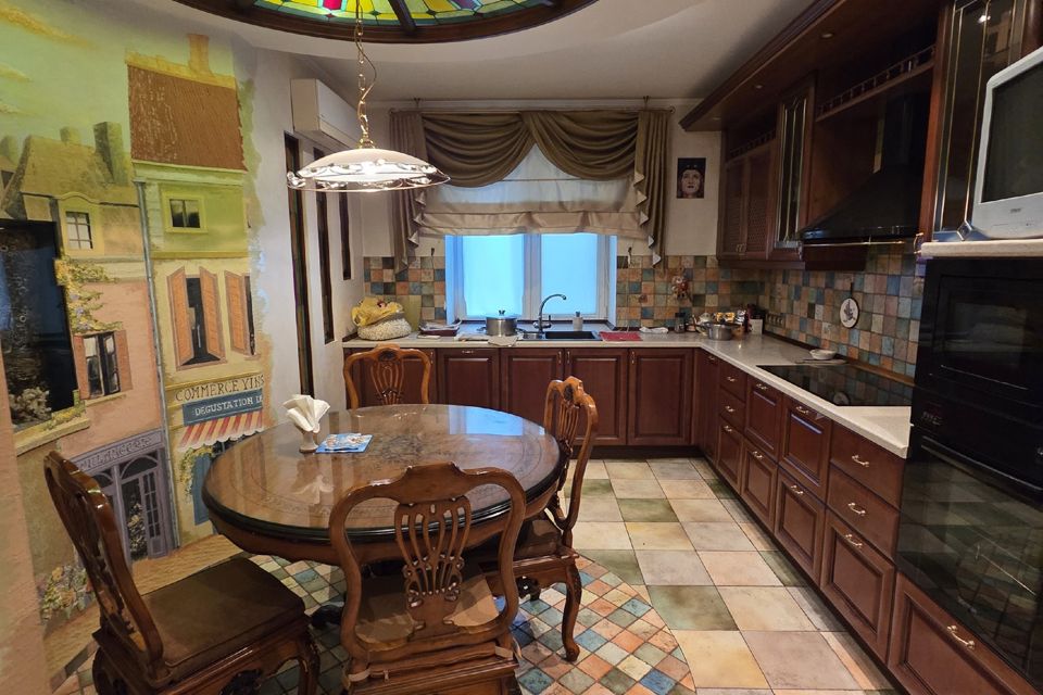 Продаётся 5-комнатная квартира, 197.1 м²