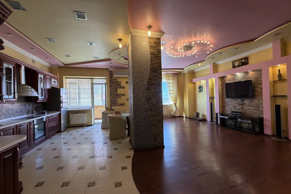 Продаётся 3-комнатная квартира, 117 м²